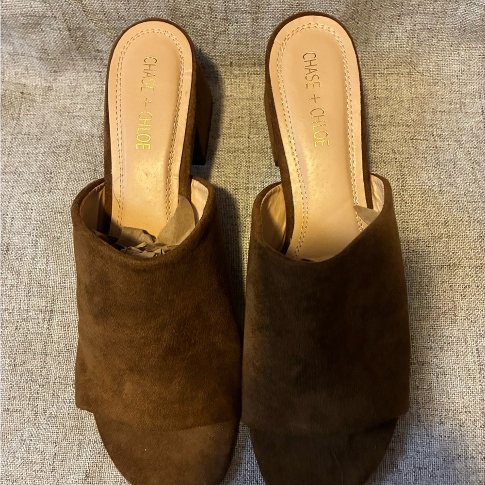 Chase + Chloe Women's Brown Suede Mules